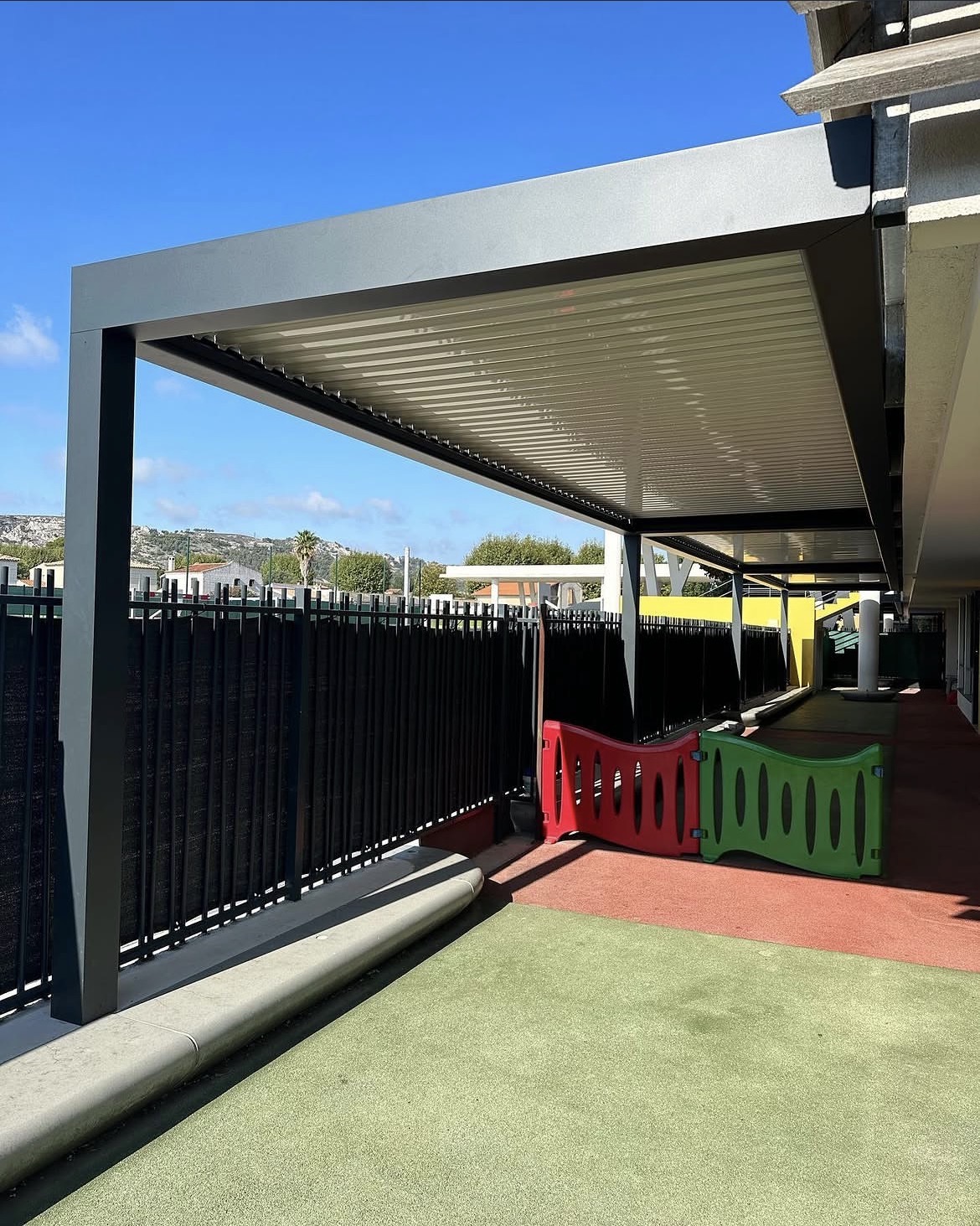 MO'RENOVE installe des pergolas bioclimatiques sur mesure à Venelles pour tous les usages : repas, détente, jeux. Devis gratuit.